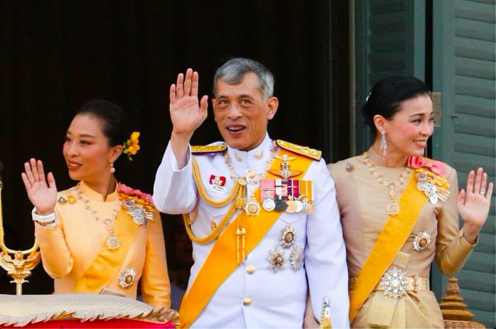 Coronavirus: il Re della Thailandia in isolamento con un harem di 20 concubine
