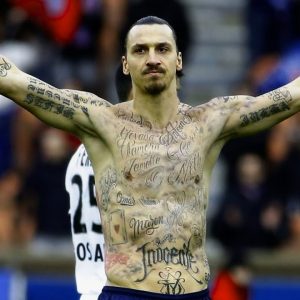 Zlatan Ibrahimovic polemiche in Svezia. “Ha ucciso un leone e lo ha portato a casa come trofeo”