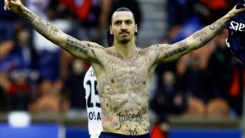 Zlatan Ibrahimovic polemiche in Svezia. “Ha ucciso un leone e lo ha portato a casa come trofeo”