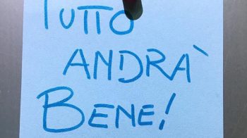 #TuttoAndràBene i foglietti in giro per le città: l’Italia unita contro il coronavirus