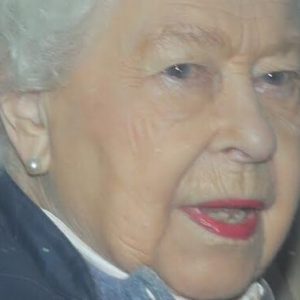 Regina Elisabetta: rossetto rosso per tenere alto il morale contro il Coronavirus