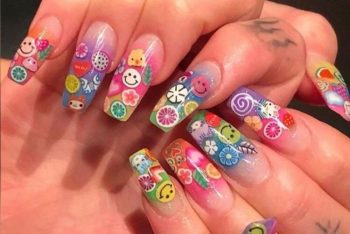 Tendenza French 2020: manicure con punte decoratissime stile anni ’90