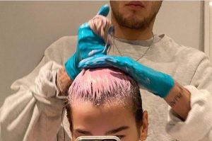 Capelli tendenze Primavera/Estate 2020: crazy color fai da te in casa come le Star