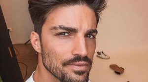 Mariano Di Vaio capelli: taglio fai da te in quarantena