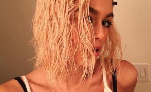 Capelli quarantena: schiarirli in casa con l’acqua ossigenata come Kaia Gerber