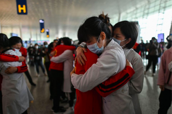 Fine quarantena a Wuhan: abbracci, lacrime e biglietti per tornare a casa