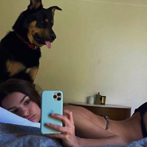 Emily Ratajkowski Instagram: fisico spaziale invidiato anche dal suo cane