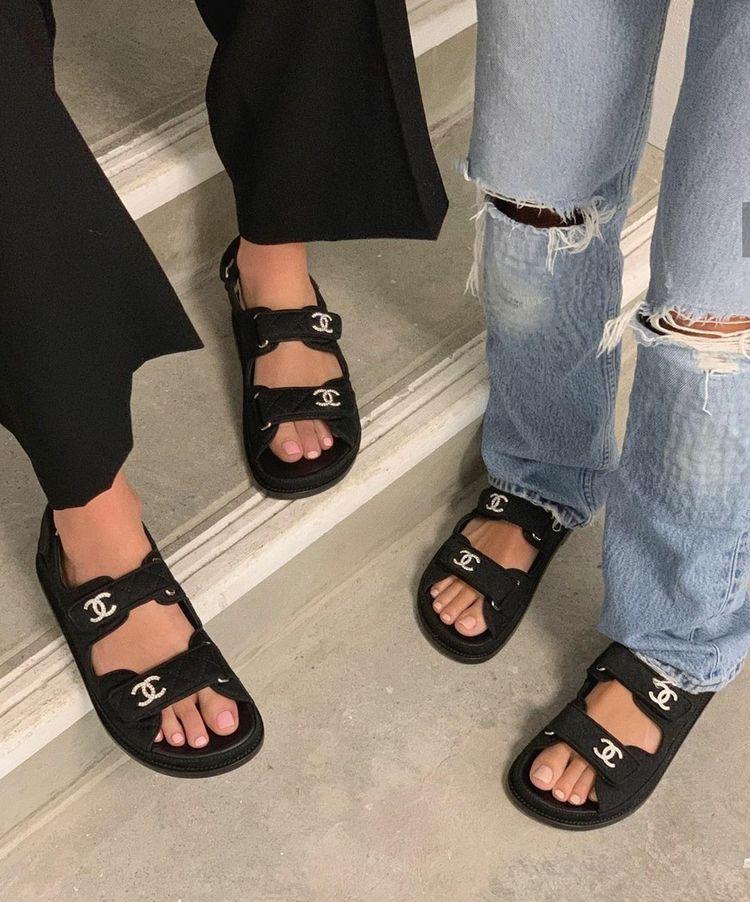 Tendenze Primavera/Estate 2020: sandali chunky di gomma firmati Chanel