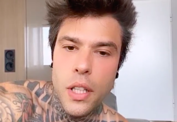 Fedez vs Codacons, è guerra aperta: l’ente lo querela e lui controdenuncia