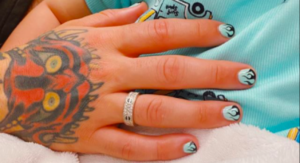 Fedez mostra su Instagram la manicure della discordia: “Lo smalto è per i gay”