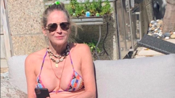Sharon Stone oggi ha capelli bianchi e rughe, ma anche addominali scolpiti e gambe pazzesche