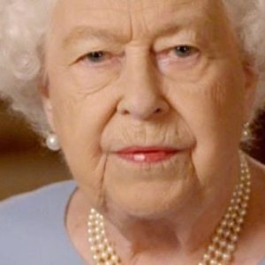 Regina Elisabetta discorso: look azzurro pastello e spille Boucheron