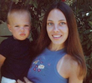 Angelina Jolie madre: la lettera toccante per ricordare la sua scomparsa
