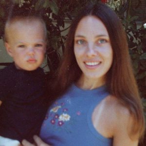 Angelina Jolie madre: la lettera toccante per ricordare la sua scomparsa