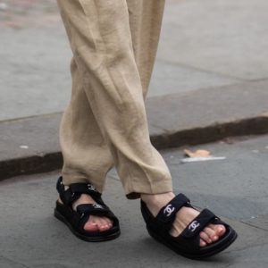 Tendenze Primavera/Estate 2020: sandali chunky di gomma firmati Chanel