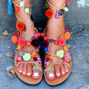 Chiara Ferragni lancia la moda must have dell’estate 2020: i sandali con i pon pon