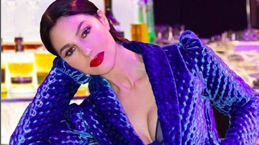 Monica Bellucci oggi: capelli corti e décolleté mozzafiato