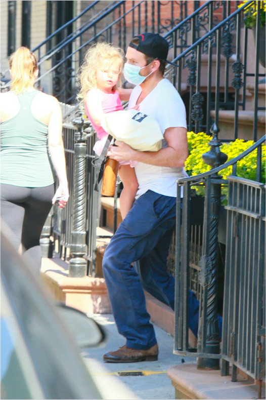 Bradley Cooper, la figlia Lea sembra un angelo. Lui e la Shayk vanno d'amore e d'accordo