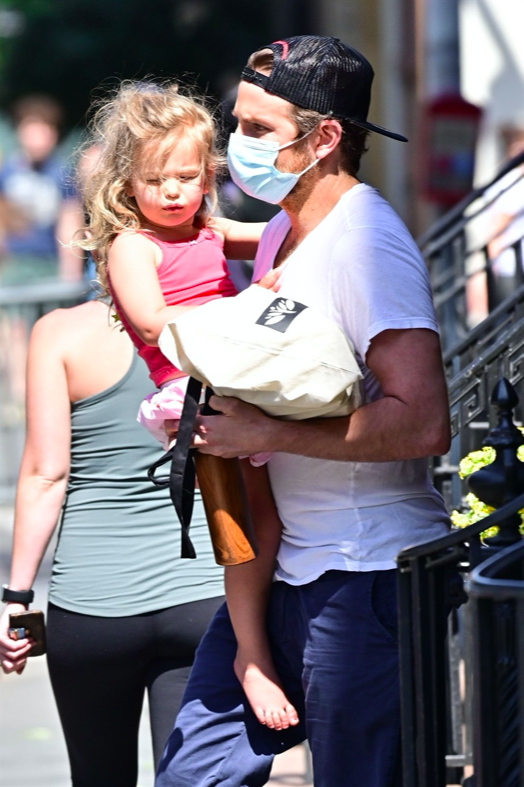 Bradley Cooper, la figlia Lea sembra un angelo. Lui e la Shayk vanno d'amore e d'accordo