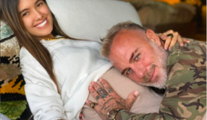 Gianluca Vacchi, fidanzata Sharon Fonseca incinta e in bikini: «Orgogliosa delle mie smagliature»