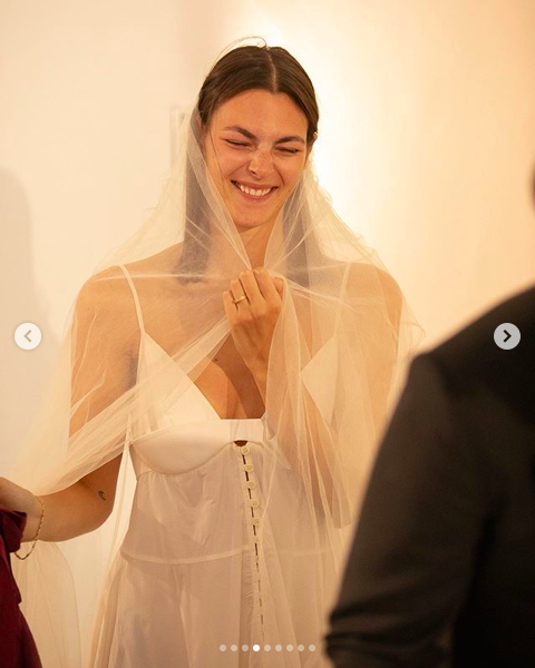 Vittoria Ceretti matrimonio. Abito Jacquemus, capelli sciolti e niente makeup, splendida