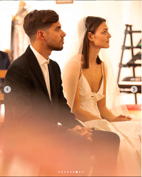 Vittoria Ceretti matrimonio. Abito Jacquemus, capelli sciolti e niente makeup, splendida