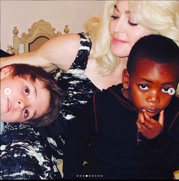 Madonna, le foto coi figli e poi la provocazione: "Buona festa del papà a me"