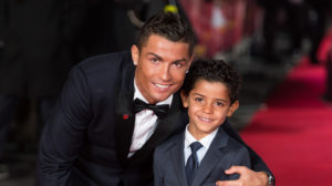 Cristiano Ronaldo compra scarpe da calcio per il figlio in occasione del suo decimo compleanno