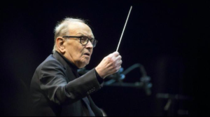 Ennio Morricone volteggia lieve sulle note dell’eternità. Le curiosità sul Maestro