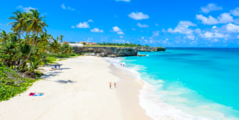 Governo delle Barbados propone ai turisti: visto di un anno per fare smart working in spiaggia