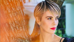 Charlize Theron capelli. Il taglio e il colore must have 2020 ce li ha lei