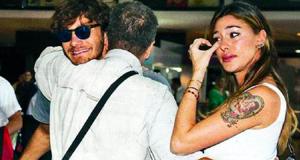 Belen Rodriguez e Stefano De Martino. La scenetta in aeroporto parla chiaro