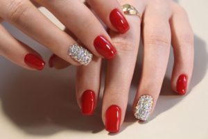 Manicure perfetta anche “fai da te”. Tutti i passaggi per avere mani curate ed impeccabili comodamente da casa