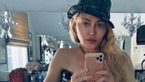 Madonna: topless su Instagram per la regina del pop