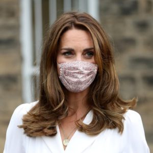 Kate Middleton e la mascherina degna di regalità: stile e classe sono un must have