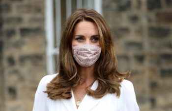 Kate Middleton e la mascherina degna di regalità: stile e classe sono un must have