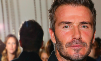 David Beckham si mostra con la mamma. Biondi e sorridenti: sono due gocce d'acqua