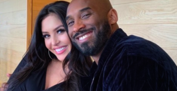 Kobe Bryant avrebbe compiuto 42 anni. La dedica straziante della moglie: "Penso continuamente a..."