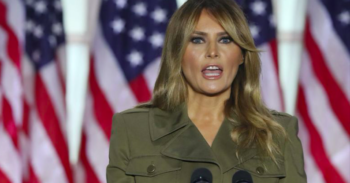 Melania Trump outfit. Trend autunno 2020: tailleur militare Alexander McQueen