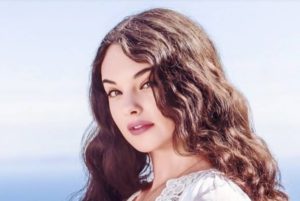 La bellissima Deva Cassel sbarca sui social: la somiglianza con Monica Bellucci è innegabile