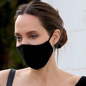L’outfit estivo di Angelina Jolie: mamma cool e altrettanto casual
