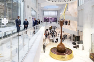 Lindt museo alla Willy Wonka inaugurato a Zurigo: qui la fontana di cioccolato più alta del mondo