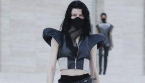 Parigi Fashion Week: nel calendario temi quali la confusione e la liberazione. Da Kenzo a Rick Owens è tutto (o quasi) Made in Italy