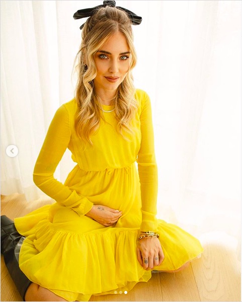 Chiara Ferragni incinta, radiosa e bellissima: tocco country in Gianbattista Valli