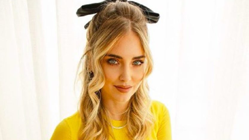Chiara Ferragni incinta, radiosa e bellissima: tocco country in Gianbattista Valli
