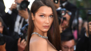 Buon compleanno Bella Hadid! La supermodella statunitense compie 24 anni. E festeggia con le amiche di sempre