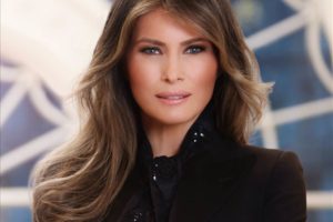 L’ultimo Natale di Melania Trump: il suo look è già un must have