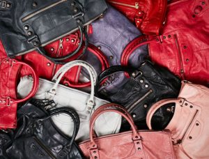 Balenciaga, uno dei marchi di punta del gruppo francese del lusso Kering, produrrà borse in Toscana