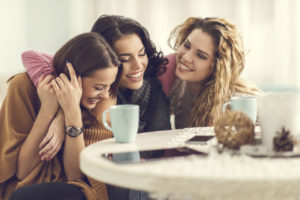 L’amicizia vera tra donne esiste davvero? È capace di resistere al tempo e alla distanza