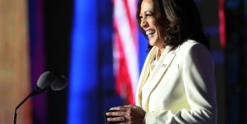 Kamala Harris: l’outfit total white del discorso firmato Carolina Herrera. Il messaggio alle donne: «Sognate»